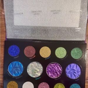 Chowoe Eyeshadow Palette - Vibrant Blue, Gold, Green, and Purple Hues